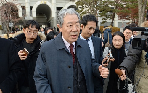 박근혜 대통령과 공모해 국정을 농단한 혐의 등으로 기소된 '비선실세' 최순실의 법률대리인 이경재 변호사가 1차 공판준비기일 종료 후 19일 오후 서울 서초구 서울중앙지방법원을 나서고 있다. <사진제공=뉴시스>
