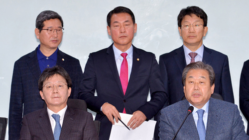 새누리당 김무성, 유승민 의원을 비롯한 비주류 의원들이 21일 오전 서울 여의도 국회 의원회관에서 모임후 기자회견을 하고 있다. <사진제공=뉴시스>