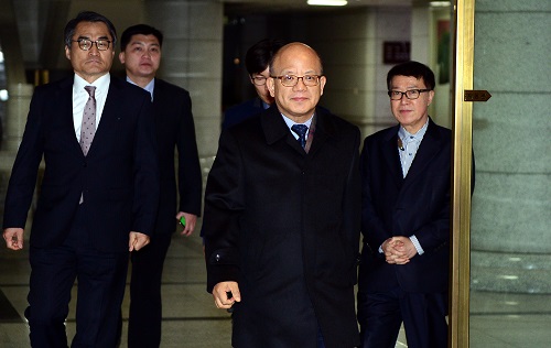 박근혜 대통령 탄핵심판 사건을 심리하는 박한철(가운데) 헌법재판소 소장이 18일 오후 서울 종로구 헌법재판소에서 업무를 마치고 퇴근하고 있다. <사진제공=뉴시스>