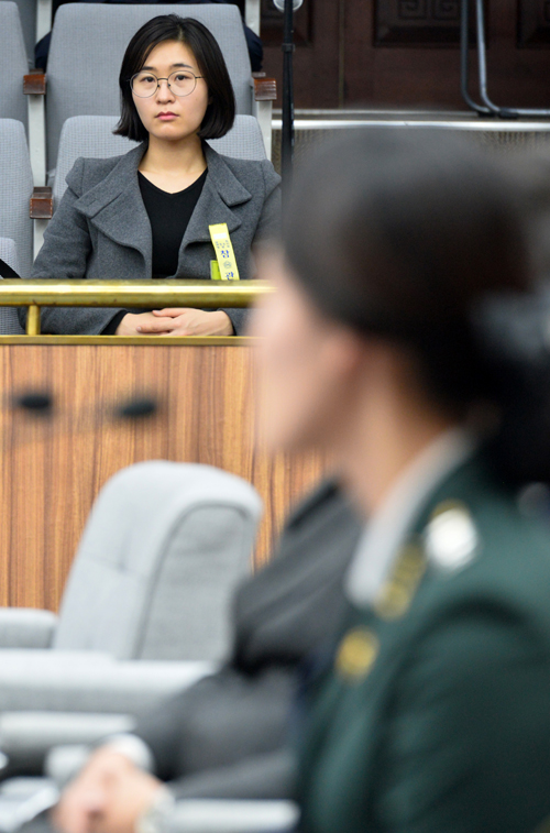 이슬비 대위가 22일 오후 서울 여의도 국회에서 열린 박근혜 정부의 최순실 등 민간인에 의한 국정농단 의혹 사건 진상 규명을 위한 국회 국정조사특별위원회 5차 청문회에 참석해 증언하는 조여옥 전 청와대 경호실 간호장교를 바라보고 있다. <사진제공=뉴시스>