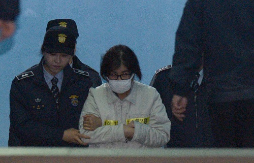 박근혜 대통령과 공모해 국정을 농단한 혐의 등으로 기소된 '비선실세' 최순실이 1차 공판준비기일을 마치고 19일 오후 서울 서초구 서울중앙지방법원을 나서고 있다. <사진제공=뉴시스>