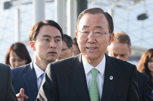 방한 일정을 마친 반기문 유엔 사무총장이 인천국제공항 KTX역에 내려 출국장으로 향하고 있다. <사진제공=뉴시스>