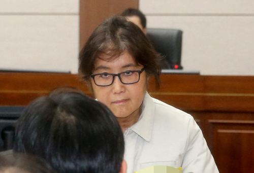 최순실 씨가 19일 오후 서초구 서울중앙지법 형사대법정에서 열린 국정농단사건 첫 재판에 들어서고 있다. <사진제공=뉴시스>