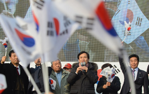 새누리당 김진태 의원이 17일 오후 서울 종로구 세종문화회관 옆 세종로 공원에서 열린 '보수단체 애국시민 총집결 대회'에 참석해 발언하고 있다. <사진제공=뉴시스>