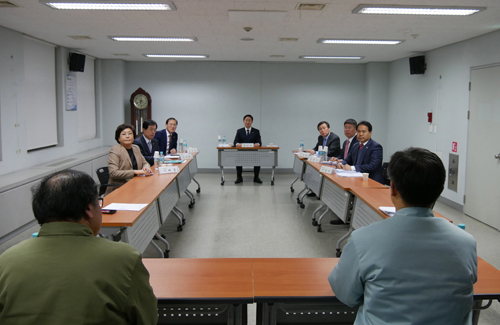 박범계 더불어민주당 국정조사 청문회 간사를 비롯한 청문회 의원들이 26일 오후 서울 구로구 남부구치소에서 열린 '박근혜 정부의 최순실 등 민간인에 의한 국정농단 의혹사건 진상규명을 위한 국정조사특별위원회 현장 청문회'에서 안종범, 정호성 증인과 면담을 하고 있다. <사진=서울남부구치소 제공, 뉴시스>