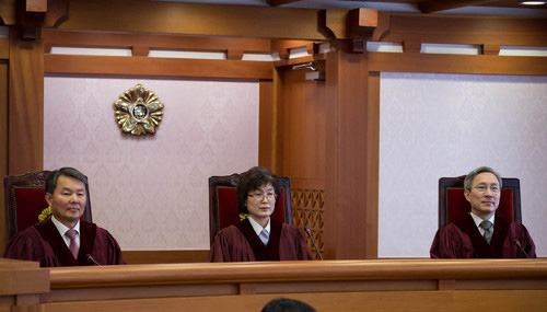 27일 오후 서울 종로구 헌법재판소에서 열린 박근혜 대통령 탄핵심판 2차 준비기일에 헌법재판관들이 참석하고 있다. 왼쪽부터 이진성, 이정미, 강일원 헌법재판관. <사진제공=뉴시스>