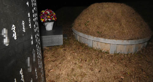 김찬경 회장은 최순득 남편 장석칠씨와 호형호제 하는 사이로 최태민씨 타살의혹과 암매장 과정 전반에 깊숙이 개입한 것으로 고발뉴스 취재결과 드러났다. 특검의 전면 수사가 요구되는 대목이다. <사진제공=뉴시스>