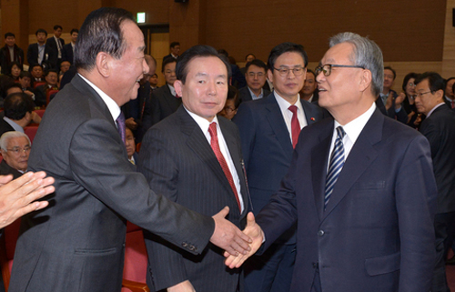 만장일치로 추인된 인명진 새누리당 비상대책위원장이 29일 오후 서울 여의도 국회 의원회관 대회의실에서 열린 새누리당 제6차 전국위원회에 참석하여 서청원(왼쪽부터), 이인제, 정우택 의원과 인사를 나누고 있다. <사진제공=뉴시스>