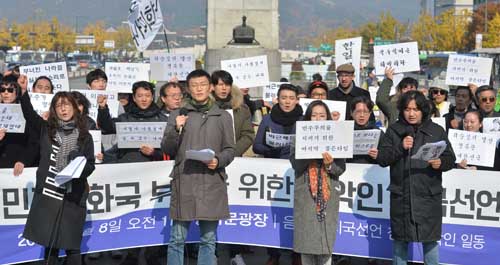 음악인 시국선언 참가자들이 8일 오전 서울 광화문광장에서 박근혜 대통령의 직무수행 중단 및 박 대통령과 최순실 게이트 엄중수사 촉구 시국선언 기자회견을 하고 있다. 기타리스트 신대철 씨 등 참가자들이 선언문을 낭독하며 구호를 외치고 있다. <사진제공=뉴시스>