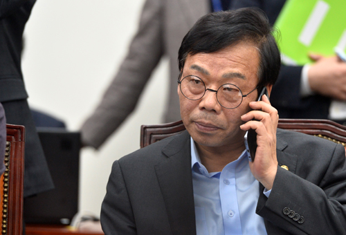 청문회 증인 위증 교사 의혹을 받고 있는 새누리당 이완영 의원이 19일 오후 서울 여의도 국회에서 열린 박근혜 정부의 최순실 등 민간인에 의한 국정농단 의혹사건 진상규명을 위한 국정조사특별위원회 전체회의에 참석해 누군가와 통화하고 있다. <사진제공=뉴시스>