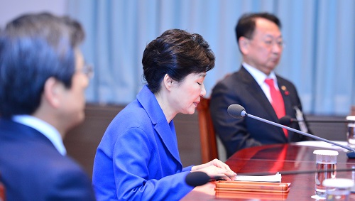 박근혜 대통령의 탄핵소추안 표결이 가결된 9일 오후 박 대통령이 청와대 위민관에서 국무위원들과 간담회를 하고 있다. <사진제공=뉴시스>