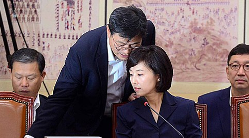 조윤선 문화체육관광부 장관 후보자가 지난해 8월31일 서울 여의도 국회에서 열린 인사청문회에서 송수근 기획조정실장과 대화를 나누고 있다. <사진제공=뉴시스>