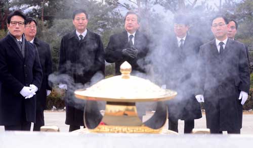 개혁보수신당 주호영 원내대표와 정병국 창당추진위원장, 김무성 의원 등이 새해 첫날인 1일 서울 동작구 국립서울현충원 김영삼 전 대통령 묘소에서 참배를 마친 후 대화를 나누고 있다. <사진제공=뉴시스>