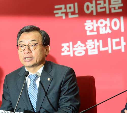 이정현 새누리당 의원이 지난 12월16일 오후 서울 여의도 당사에서 긴급기자회견을 열고 대표직을 사퇴하는 모습. <사진제공=뉴시스>