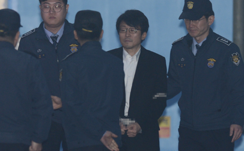 최순실씨의 딸 정유라에게 학점 특혜를 주고 과제를 대신 작성한 의혹을 받고 있는 류철균 이화여대 교수(필명 이인화)가 2일 오후 서울 서초구 중앙지방법원에서 구속 전 피의자심문(영장실질심사)을 받은 뒤 호송차로 이동하고 있다. <사진제공=뉴시스>