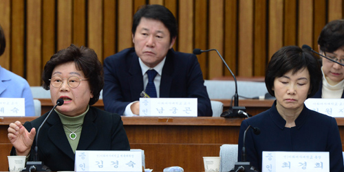 김경숙 전 이화여대 체육학장이 지난해 12월15일 오전 서울 여의도 국회에서 열린 최순실 국정농단 의혹 진상규명을 위한 국정조사 특위 4차 청문회에서 증인으로 출석해 의원들의 질의에 답하고 있다. <사진제공=뉴시스>