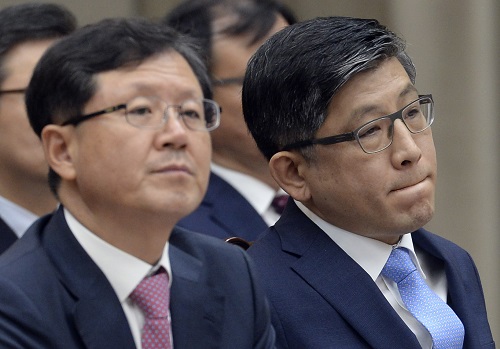 왼쪽이 윤갑근 전 특별수사팀장 <사진제공=뉴시스>