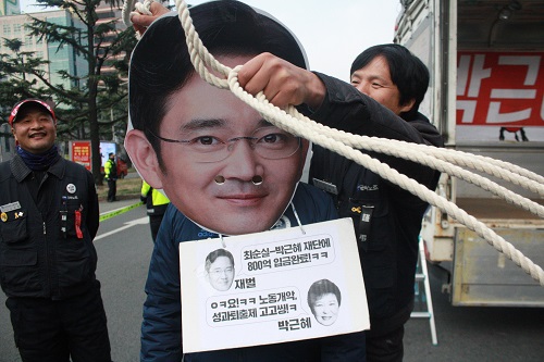 민주노총 대구본부 소속 노동자 500여명이 지난달 7일 오후 새누리당 대구시당 앞에서 개최한 '박근혜 퇴진, 새누리당·재벌해체, 철도파업승리' 결의대회. 한 참석자가 이재용 삼성 부회장 가면을 쓰고 있다. <사진제공=뉴시스>