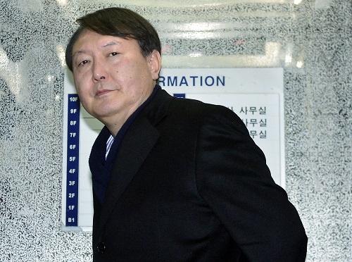 박근혜 정부의 국정농단 의혹을 수사 중인 박영수 특별검사팀 윤석열 수사팀장이 3일 오전 서울 대치동 특검 사무실로 출근하고 있다. <사진제공=뉴시스>