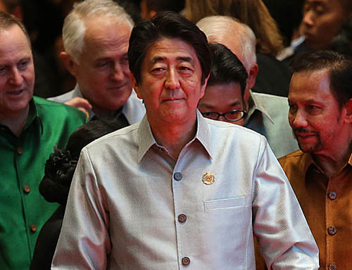 아베 신조 일본 총리가 7일 밤(현지시간) 동아시아정상회의(EAS) 갈라만찬이 열린 라오스 비엔티안 국립컨벤션센터 만찬장으로 입장하고 있다. <사진제공=뉴시스>