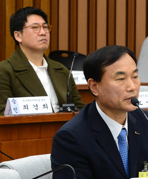 9일 오전 서울 여의도 국회에서 열린 박근혜 정부의 최순실 등 민간인에 의한 국정농단 의혹 사건 진상 규명을 위한 국정조사 특별위원회 제7차 청문회에 증인으로 출석한 정동춘 전 K스포츠재단 이사장이 의원들의 질의에 답하고 있다. 뒷쪽에 참고인으로 출석한 노승일 전 K스포츠재단 부장이 답변하는 정동춘 전 K스포츠재단 이사장을 쳐다보고 있다. <사진제공=뉴시스>