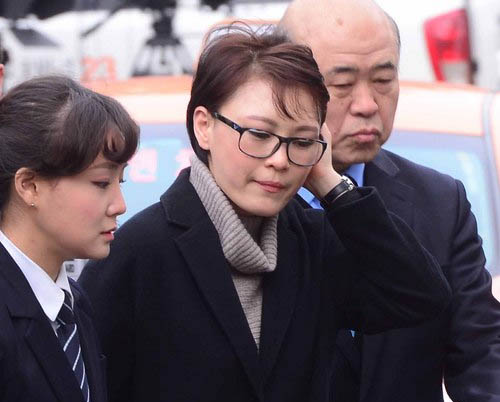 윤전추 청와대 행정관이 5일 서울 종로구 헌법재판소에서 열린 박근혜 대통령 탄핵심판 사건의 2차 변론에서 증인 출석하고 있다. <사진제공=뉴시스>