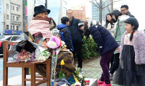 8일 오후 부산 동구 초량동 일본총영사관 앞을 찾은 시민들이 평화의 소녀상을 둘러보고 있다.<사진제공=뉴시스>