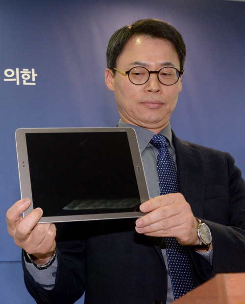 '박근혜 정부의 최순실 등 민간인에 의한 국정농단 의혹 사건 규명을 위한' 특별검사팀의 대변인 이규철 특검보가 11일 오후 서울 강남구 대치동 특별검사 사무실에서 장시호가 제출한 태블릿PC를 공개하고 있다. <사진제공=뉴시스>