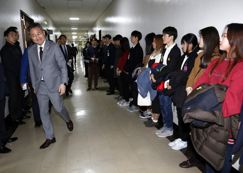 더불어민주당 표창원(왼쪽) 의원이 11일 오후 서울 여의도 국회 안전행정위원회 전체회의에 참석하며 선거권 연령 하향 조정을 요구하는 틴즈디모(TeensDemo, 10대들의 민주주의 모임) 회원들에게 인사를 하고 있다. <사진제공=뉴시스>