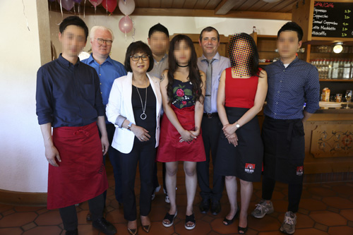 ▲ 최순실 모녀가 지난해 6월23일 독일 프랑크푸르트 인근 ‘비덱 타우누스 호텔’에서 파티를 즐기는 사진을 중앙일보가 단독 입수해 보도했다. 중앙일보가 공개한 사진에는 최순실 씨가 호텔을 매입한 후 가족·지인들과 개업 파티를 열고 웃으며 기념촬영하는 장면, 정유라 씨의 아들로 추정되는 아이와 최씨 모녀의 독일 행을 기획한 데이비드 윤 등의 모습이 담겨있다. <사진=중앙일보 제공, 뉴시스>