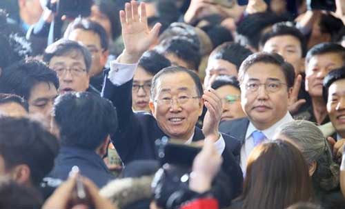 12일 오후 인천국제공항을 통해 귀국한 반기문 전 유엔사무총장과 부인 유순택 여사가 공항철도를 이용해 서울역에 도착후 인파에 둘러싸여 이동하고 있다. <사진제공=뉴시스>