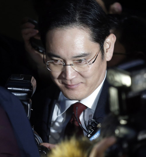 이재용 삼성전자 부회장이 피의자 신분으로 특검 조사를 마치고 13일 오전 서울 강남구 대치동 특별검사 사무실을 나서고 있다. <사진제공=뉴시스>