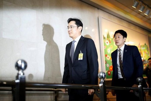 Jay Y. Lee, the vice chairman of Samsung, at the National Assembly in Seoul, South Korea, last month. The special prosecutor’s office recommended that he be investigated on suspicion of perjury. KIM HONG-JI / REUTERS지난달 한국 서울의 국회 청무회장에서 이재용 삼성 부회장. 특별검사팀은 그가 위증 혐의로 조사받기를 요청했다.