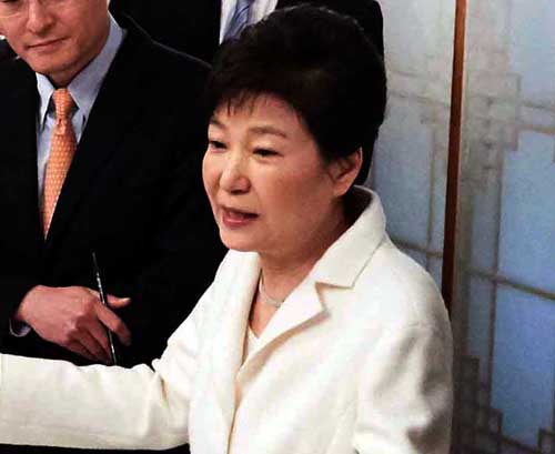 박근혜 대통령이 1일 청와대 상춘재에서 출입기자단과 신년 인사를 겸한 티타임을 하고 있다. <사진=청와대 제공, 뉴시스>