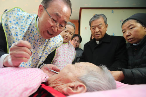 대권행보에 나선 반기문 전 유엔 사무총장이 14일 오후 충북 음성군 맹동면에 위치한 사회복지시설 꽃동네를 찾아 요양 중인 할머니에게 죽을 떠 먹여드리고 있다. 반기문 (왼쪽부터)전 총장, 부인 유순택 여사, 오웅진 신부, 윤숙자 시몬 수녀. <사진제공=뉴시스>