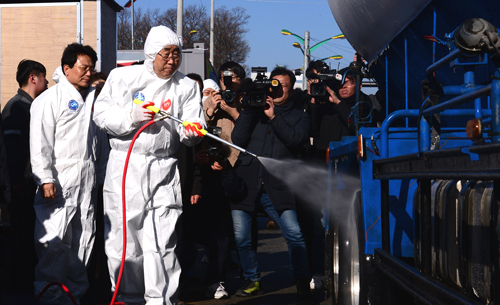 반기문 전 유엔 사무총장이 14일 오후 충북 음성 AI거점 소독소에서 소독시연을 하고 있다. <사진제공=뉴시스>