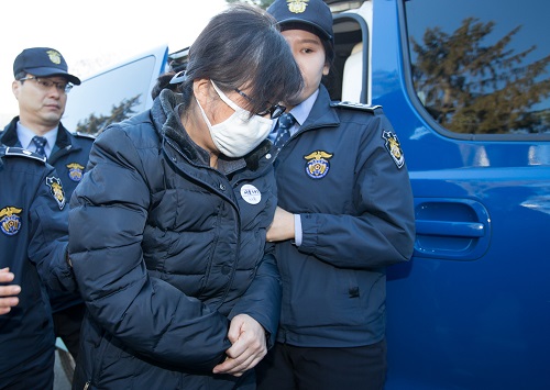 비선실세 최순실이 16일 오전 서울 종로구 헌법재판소에서 열린 박근혜 대통령 탄핵심판 5차 변론기일에 증인으로 출석하고 있다.<사진제공=뉴시스>