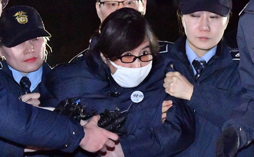 '비선실세' 최순실이 16일 오후 서울 종로구 헌법재판소에서 열린 박근혜 대통령 탄핵심판 5차 변론기일에 증인으로 출석해 증인 신문을 마치고 대심판정을 나서고 있다.<사진제공=뉴시스>