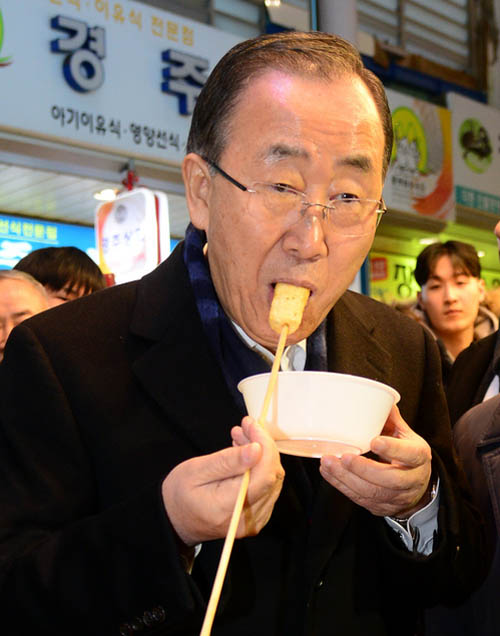 반기문 전 유엔 사무총장이 16일 오후 부산 중구 부평깡통시장 내 부산어묵점을 방문, 어묵을 맛보고 있다. <사진제공=뉴시스>