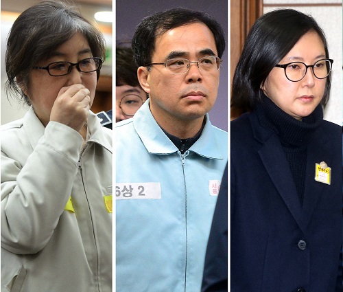 국정농단 사태의 주범인 ‘비선실세’ 최순실씨가 17일 오전 서울 서초구 서울중앙지방법원에서 열린 1차 공판에 출석하고 있다. 이에 앞서 최시 조카 장시호씨(오른쪽)와 김종(가운데) 전 문화체육관광부 차관이 입장했다. <사진제공=뉴시스>