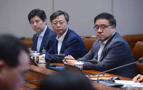 지난해 9월22일 청와대에서 열린 수석비서관 회의에서 안종범(오른쪽) 정책조정수석과 우병우 민정수석이 박근혜 대통령의 모두발언을 듣고 있다. <사진제공=뉴시스>