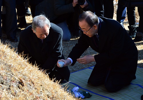 반기문 전 유엔 사무총장과 부인 유순택 여사가 14일 반 전 총장의 고향인 충북 음성군 원남면 상당리 행치마을의 선친묘소를 참배하고 있다. <사진제공=뉴시스>