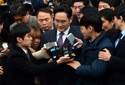 430억원대 뇌물공여 등 혐의로 구속영장이 청구된 이재용 삼성전자 부회장이 18일 오후 서울 서초구 서울중앙지방법원에서 영장실질심사를 마치고 밖으로 나서고 있다.<사진제공=뉴시스>