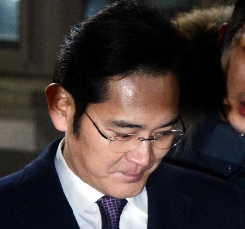 430억원대의 뇌물공여와 횡령·위증 등의 혐의로 청구된 구속영장이 기각된 이재용 삼성전자 부회장이 19일 오전 경기도 의왕시 서울구치소에서 나와 차량에 탑승하고 있다. <사진제공=뉴시스>