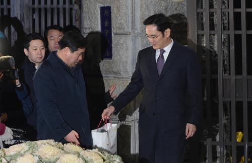 430억원대의 뇌물공여와 횡령·위증 등의 혐의로 청구된 구속영장이 기각된 이재용 삼성전자 부회장이 19일 오전 경기도 의왕시 서울구치소에서 나와 차량으로 향하고 있다.<사진제공=뉴시스>