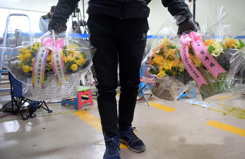 19일 서울 대치동 특검 사무실 앞에서 특검 수사를 응원하는 꽃바구니가 배달되고 있다. <사진제공=뉴시스>