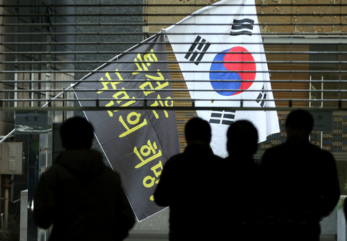 19일 서울 강남구 대치동 특검 사무실 앞에서 한 시민이 ‘특검은 국민의 희망’이라고 적힌 깃발을 들고 있다. <사진제공=뉴시스>