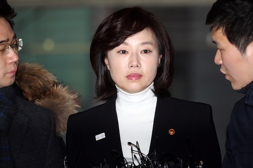 문화·예술계 블랙리스트의 작성과 관리를 주도한 혐의를 받고 있는 조윤선 문화체육관광부 장관이 17일 오전 서울 강남구 대치동 특별검사 사무실에 피의자 신분으로 출석하고 있다. <사진제공=뉴시스>