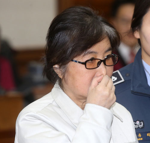 17일 오전 서울 서초구 서울중앙지법에서 장시호 김종 최서원 1차 공판이 열린 가운데 최순실이 법정에 들어오고 있다. <사진제공=뉴시스>