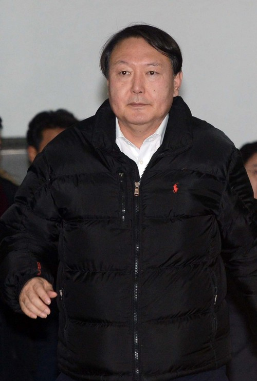 최순실 국정농단 사태 수사를 맡은 박영수 특별검사팀의 윤석열 수사팀장이 20일 오전 서울 강남구 특검 사무실로 출근하고 있다. <사진제공=뉴시스>